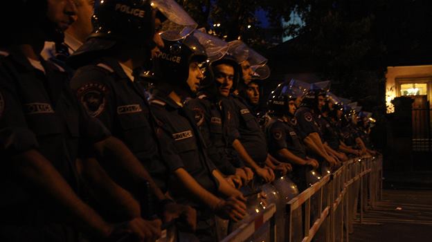 Police detains citizens attending demonstrations in Yerevan 